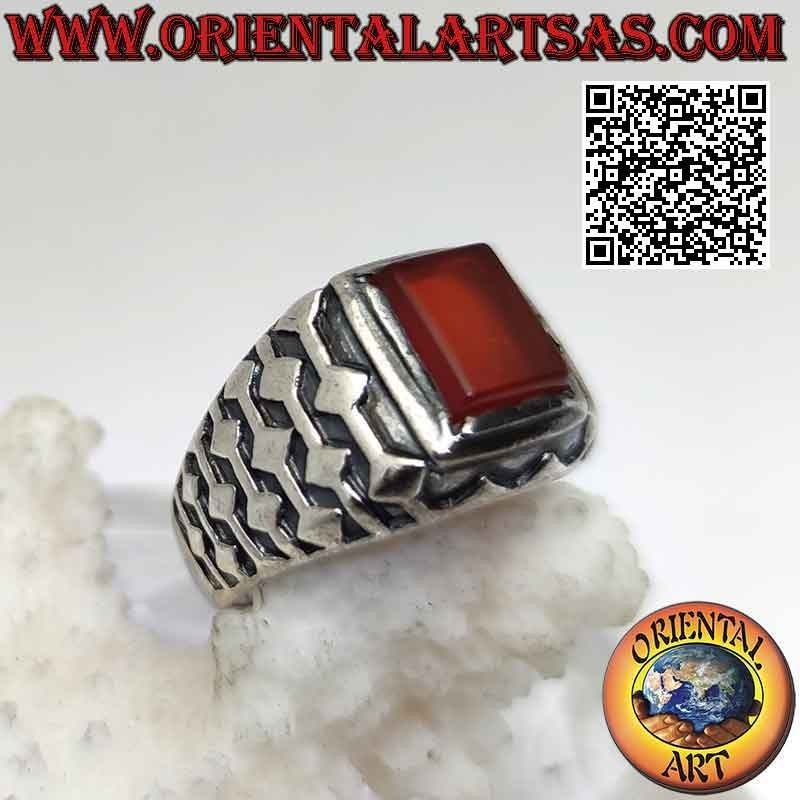 Bague en argent avec cornaline rectangulaire en relief et lignes en relief et décor de losanges