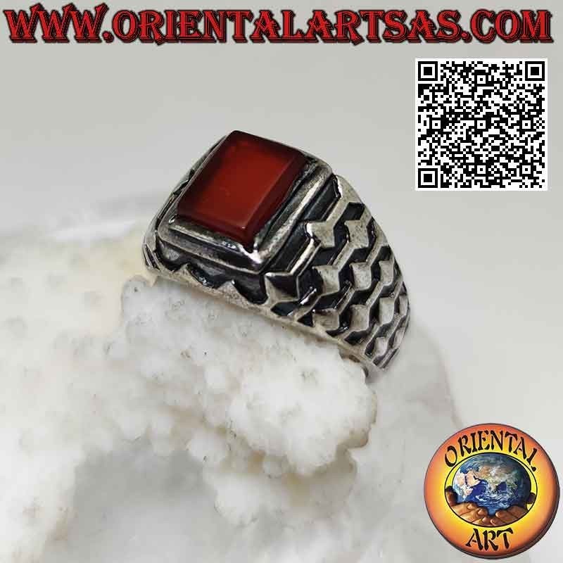 Anillo de plata con cornalina rectangular en relieve y líneas en relieve y decoración de rombos.