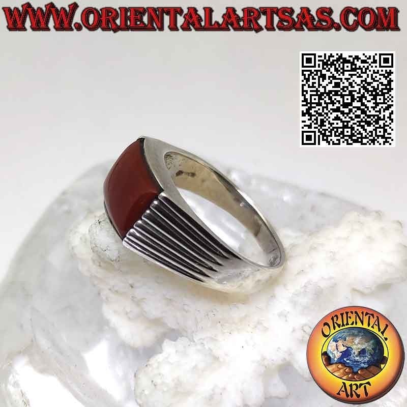 Anillo de plata con cornalina rectangular horizontal y cinco líneas paralelas grabadas en los laterales