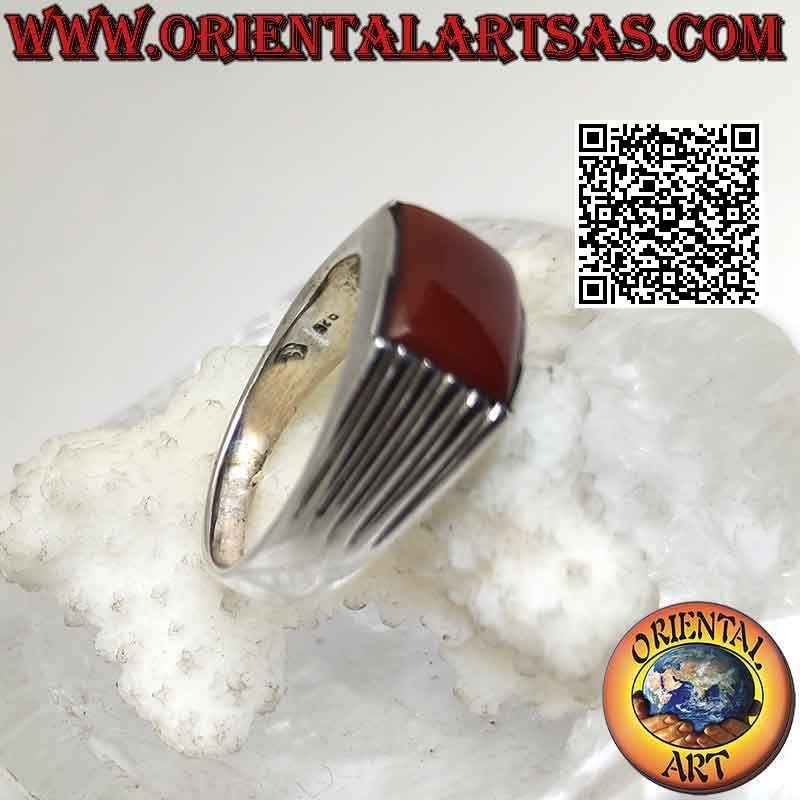 Anillo de plata con cornalina rectangular horizontal y cinco líneas paralelas grabadas en los laterales