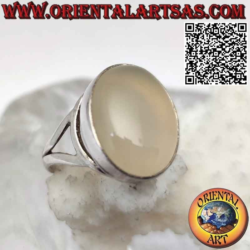Silberring mit ovalem Cabochon-Mondstein auf einer glatten Fassung aus gewundenen Linien