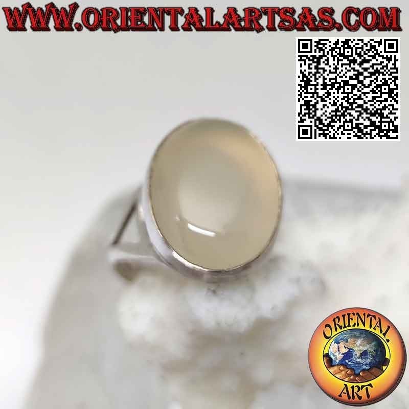 Anello in argento con pietra di luna ovale cabochon su montatura liscia di linee sinuose