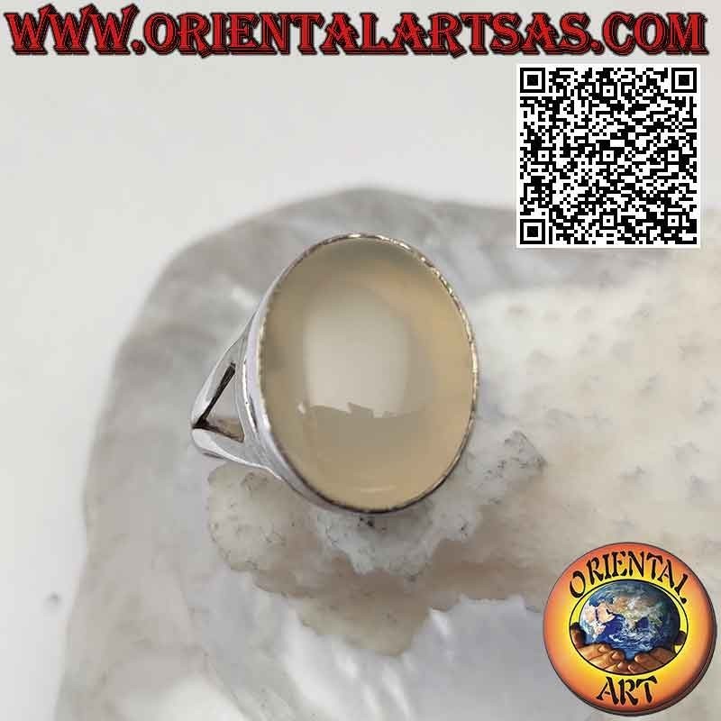 Anello in argento con pietra di luna ovale cabochon su montatura liscia di linee sinuose