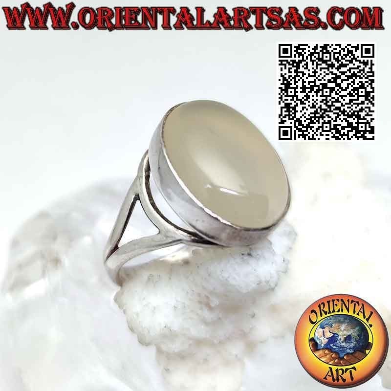 Anillo de plata con piedra luna cabujón ovalado sobre un engaste suave de líneas sinuosas