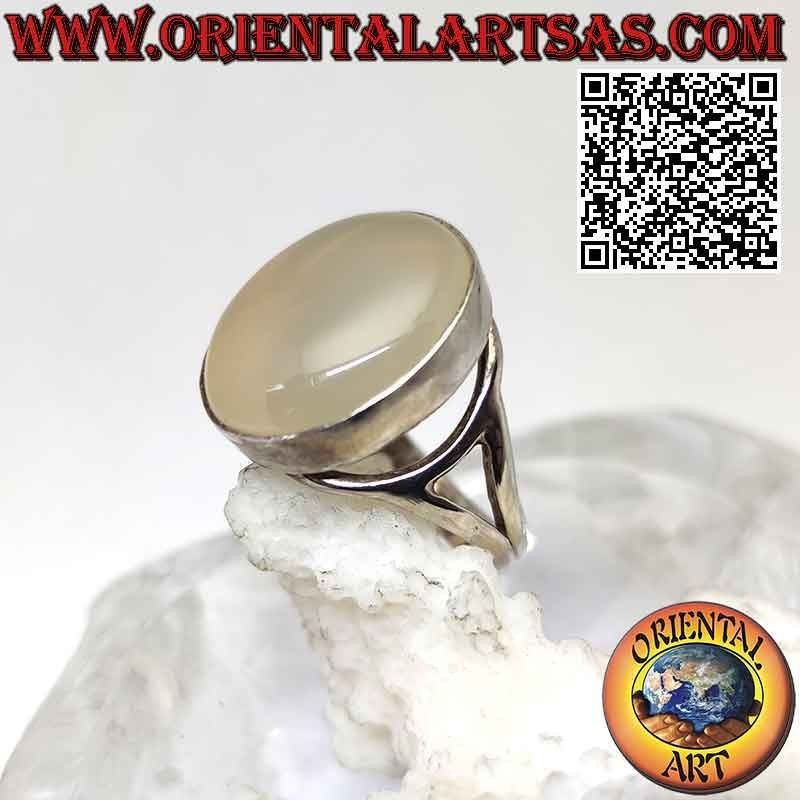 Bague en argent avec pierre de lune cabochon ovale sur un serti lisse de lignes sinueuses