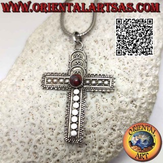 Pendentif croix latine en argent avec jaspe rouge rond central et décorations arrondies