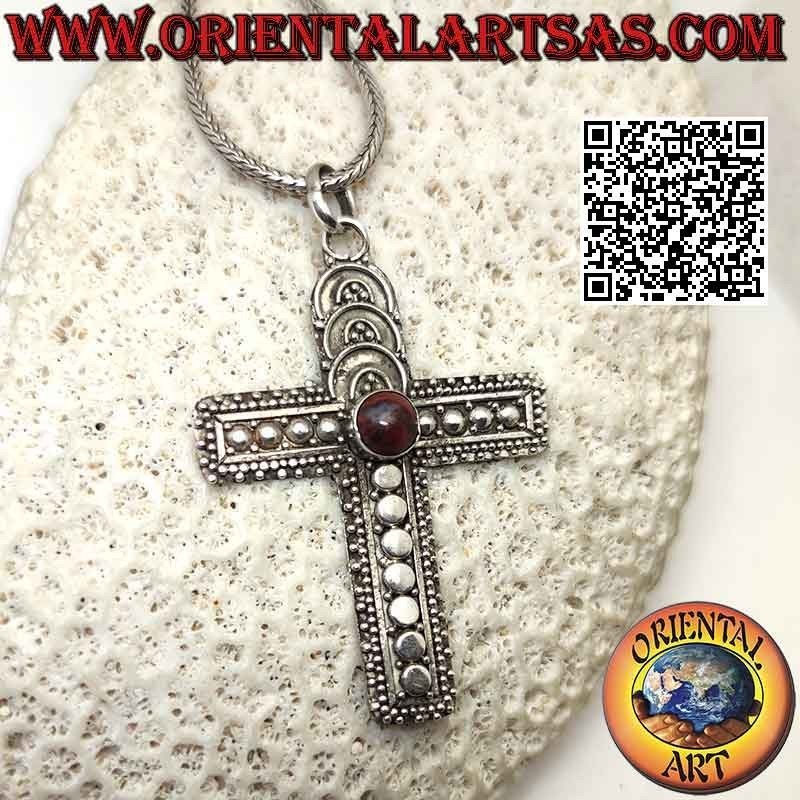Colgante cruz latina de plata con jaspe rojo redondo central y decoraciones redondeadas