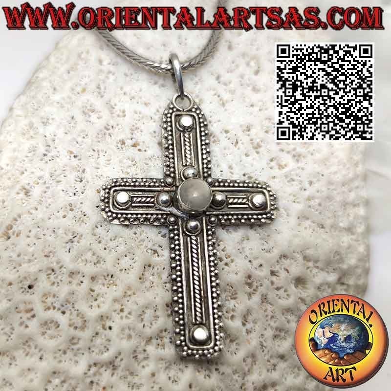 Colgante cruz latina de plata con piedra luna redonda central y adornos hechos a mano