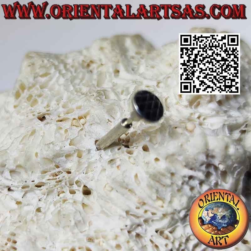 "Spezieller" silberner Ohrring, der Nagel