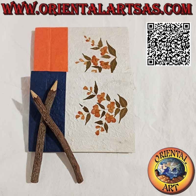 Cuaderno horizontal con lápiz, en papel de arroz y flores secas aplicadas (14 x 18,5)