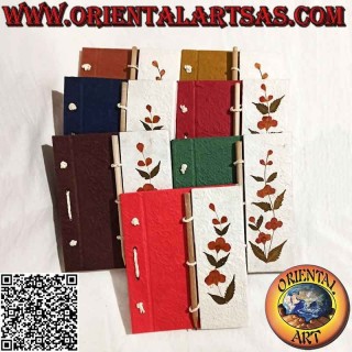 Notebook with pencil and central closure, in rice paper and applied dried flowers (18 x 15)