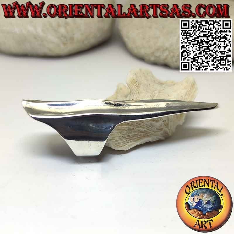 Smooth silver ring with finger-cover armor with central relief