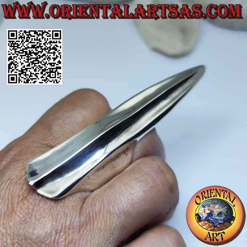 Anillo de plata lisa con armadura cubre dedo con relieve central