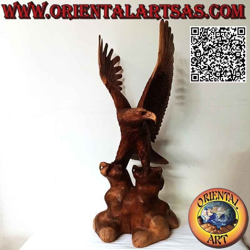 Steinadler-Skulptur mit ausgebreiteten Flügeln, die auf dem 80 cm hohen Vorgebirge aus Suarholz steht