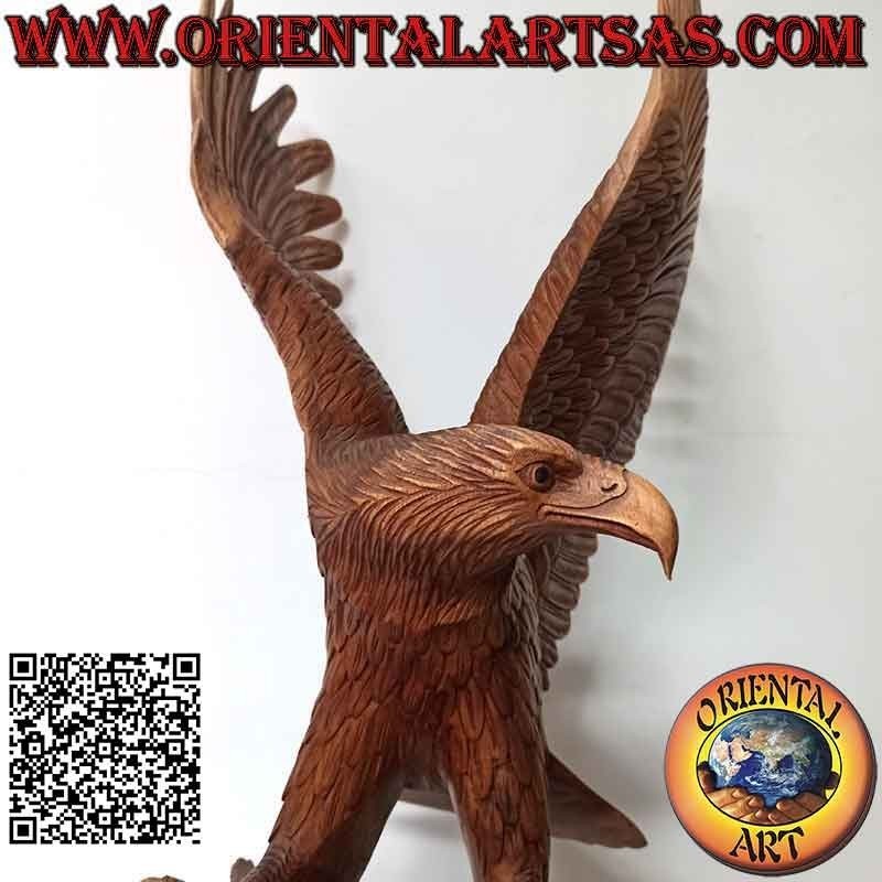 Steinadler-Skulptur mit ausgebreiteten Flügeln, die auf dem 80 cm hohen Vorgebirge aus Suarholz steht