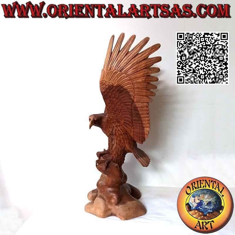 Steinadler-Skulptur mit ausgebreiteten Flügeln, die auf dem 80 cm hohen Vorgebirge aus Suarholz steht