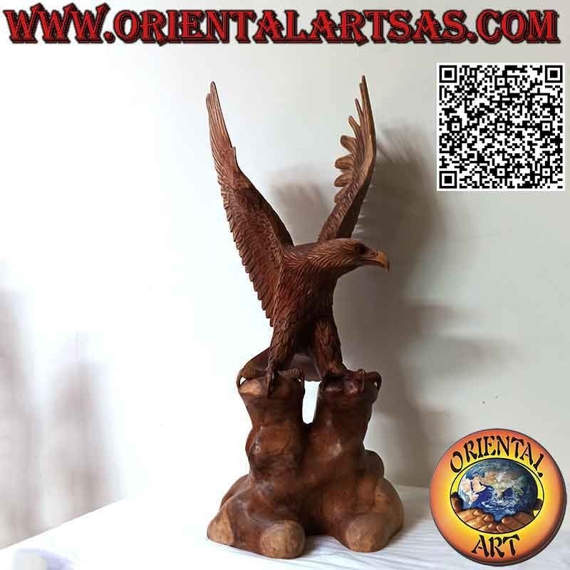 Scultura dell'aquila reale ad ali spiegate in piedi sul promontorio in legno di suar da 80 cm