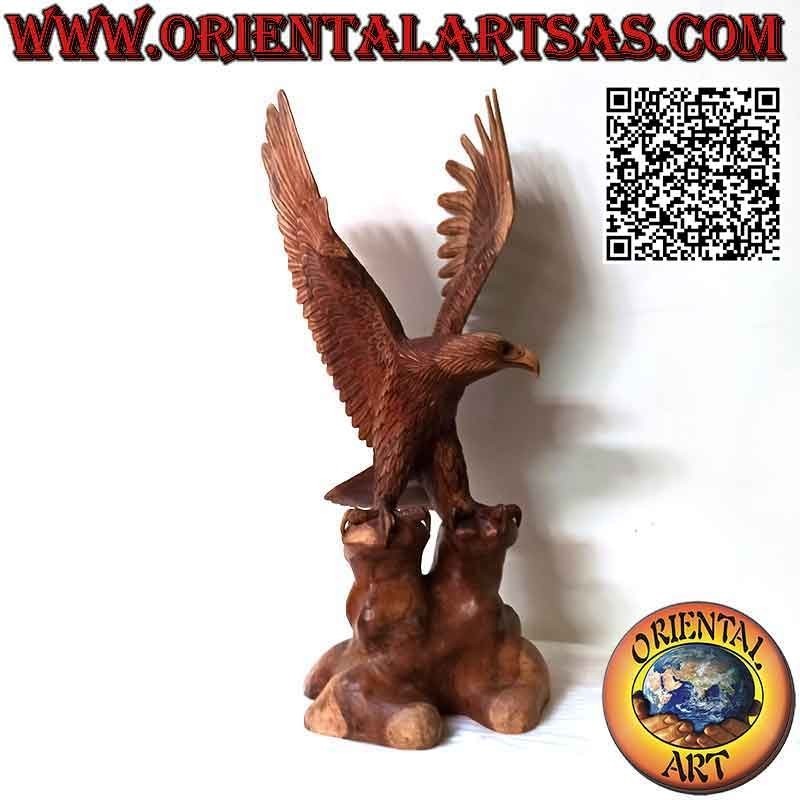 Sculpture d'aigle royal aux ailes déployées debout sur le promontoire en bois de suar de 80 cm