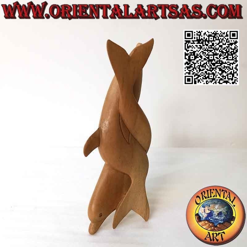 Skulptur eines ineinander verschlungenen Delphinpaares aus 20 cm starkem Hibiskusholz