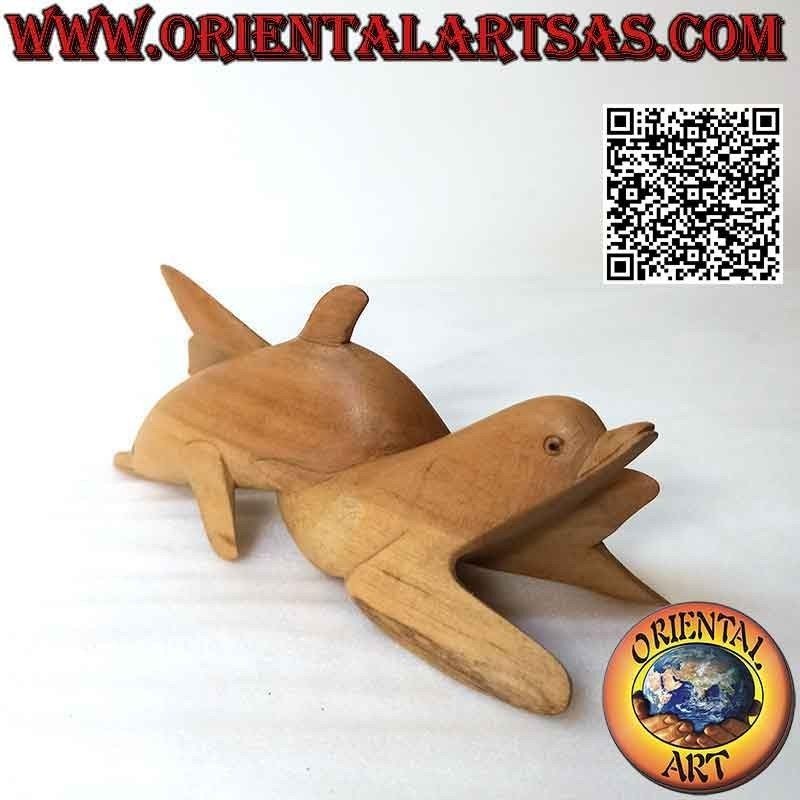Escultura de una pareja de delfines entrelazados en madera de hibisco de 20 cm