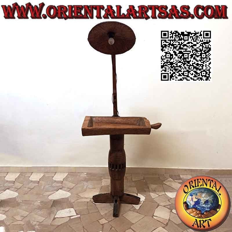 Piantana a cappuccio con tavolinetto annesso realizzata con antichi mozzi di carri in legno massello