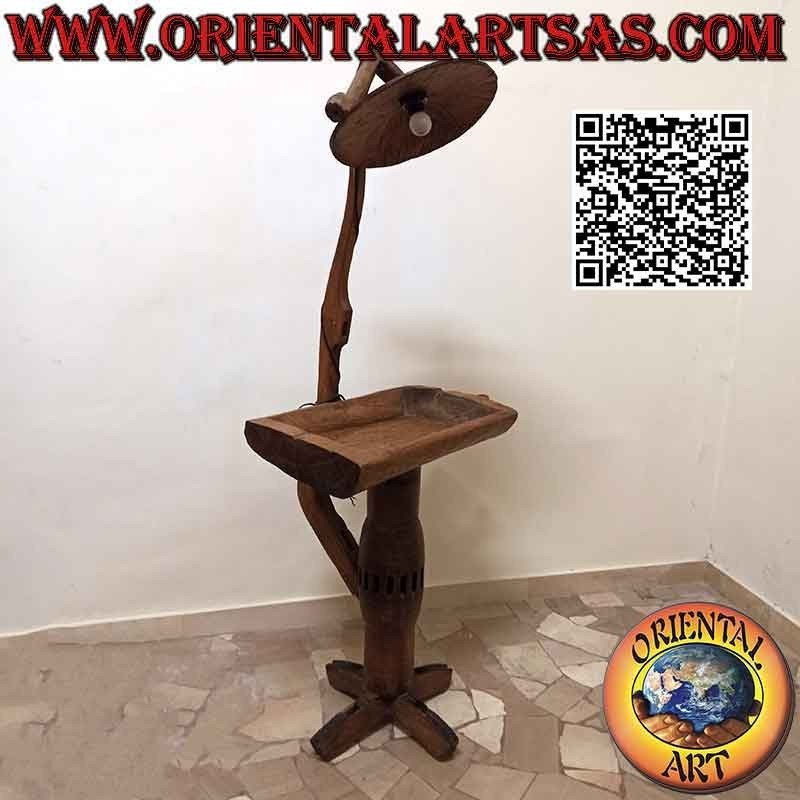 Lámpara de pie capota con mesa adosada realizada con cubos de carreta de madera maciza antigua