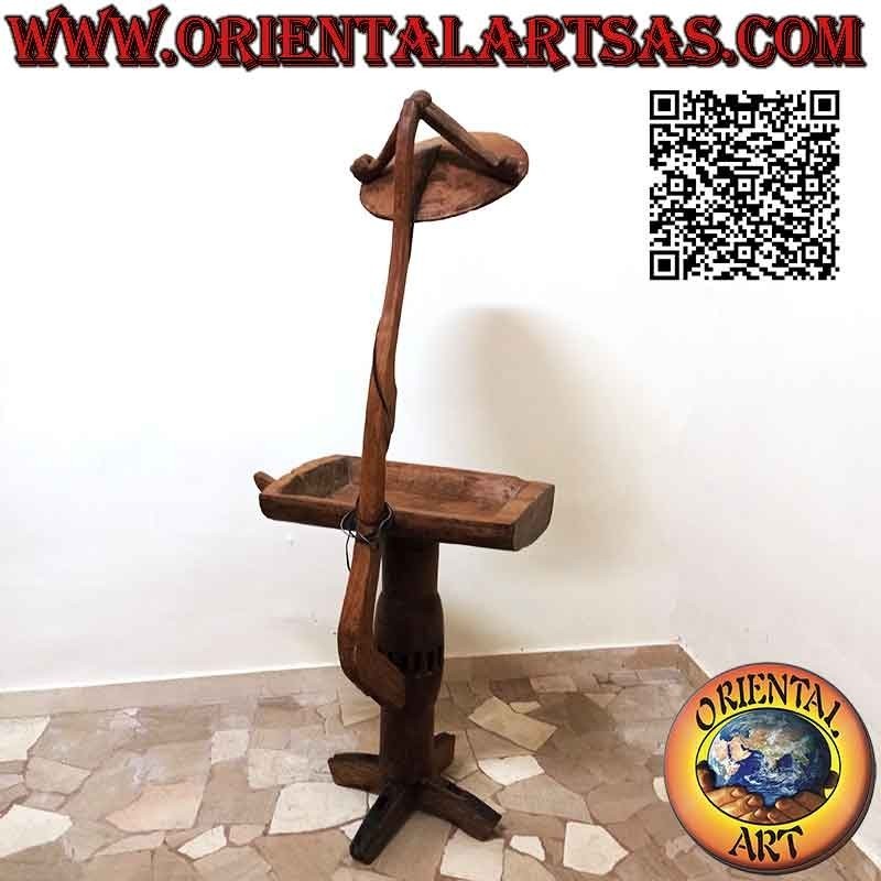 Lámpara de pie capota con mesa adosada realizada con cubos de carreta de madera maciza antigua