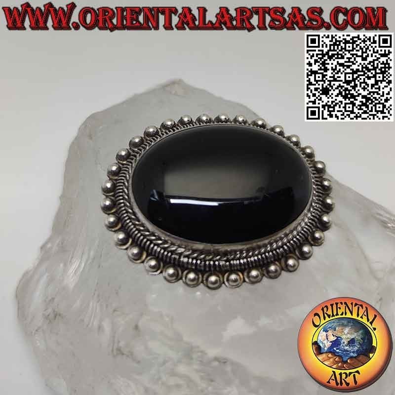 925 ‰ Silberbrosche mit großem ovalem Onyx-Cabochon umgeben von Verflechtungen, Ringen und Kugeln
