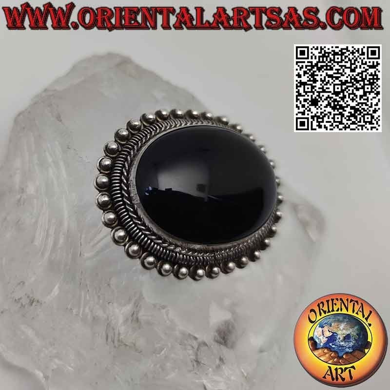 Spilla in argento 925 ‰ con onice ovale grande cabochon contornata da intreccio, anellini e palline