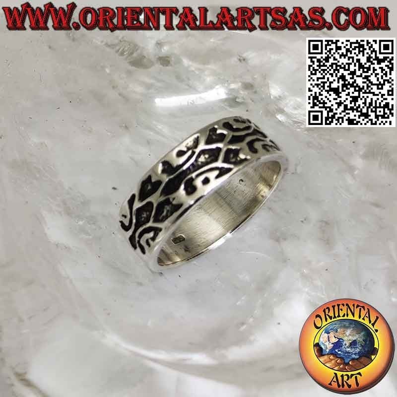 Anillo de plata con banda trabajada, compleja decoración grabada maorí.