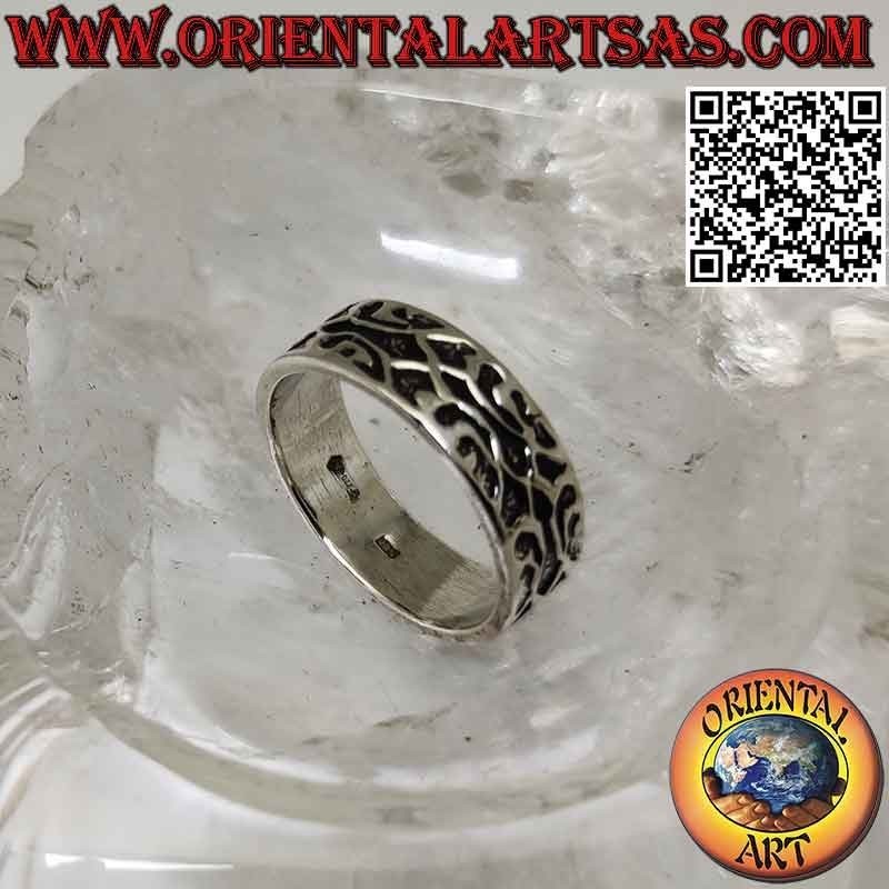 Anillo de plata con banda trabajada, compleja decoración grabada maorí.