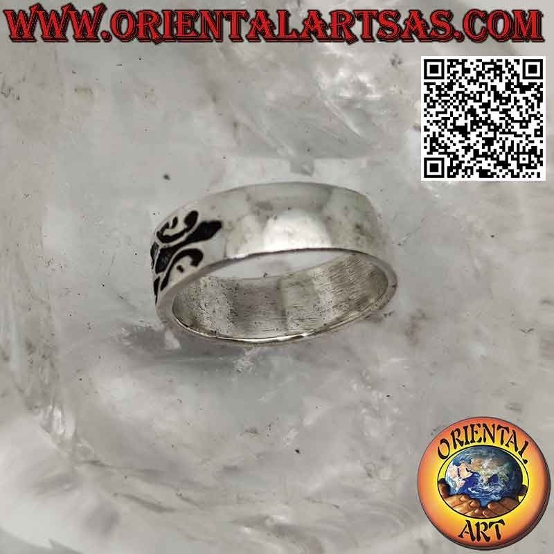 Silver ring with worked band, complex Maori engraved decoration