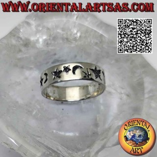 Silver band ring worked with moon and star alternating with deep engraving