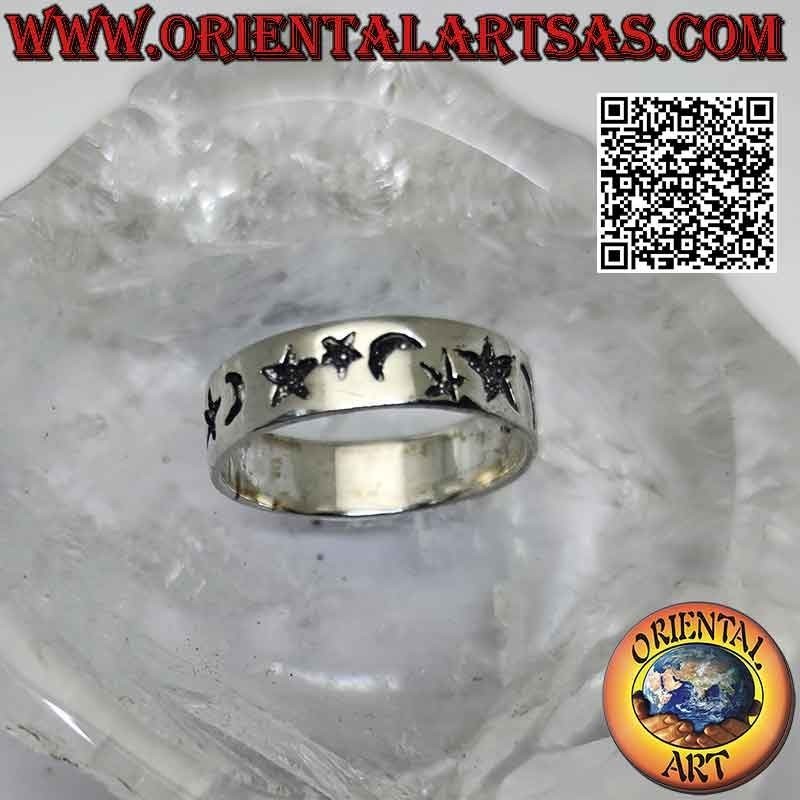 Silver band ring worked with moon and star alternating with deep engraving