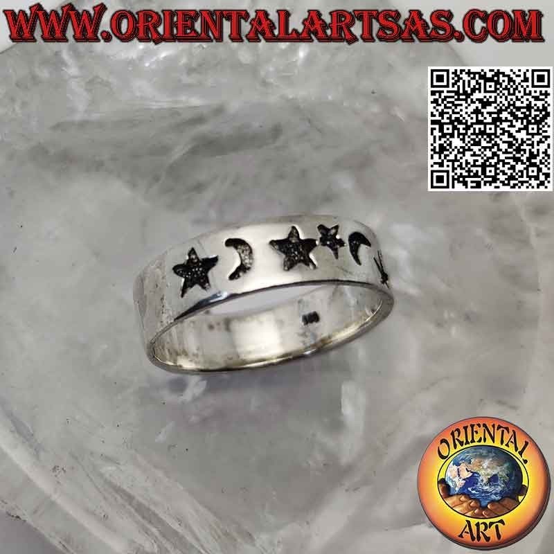 Bague en argent travaillée avec une alternance de lune et d'étoile avec une gravure profonde