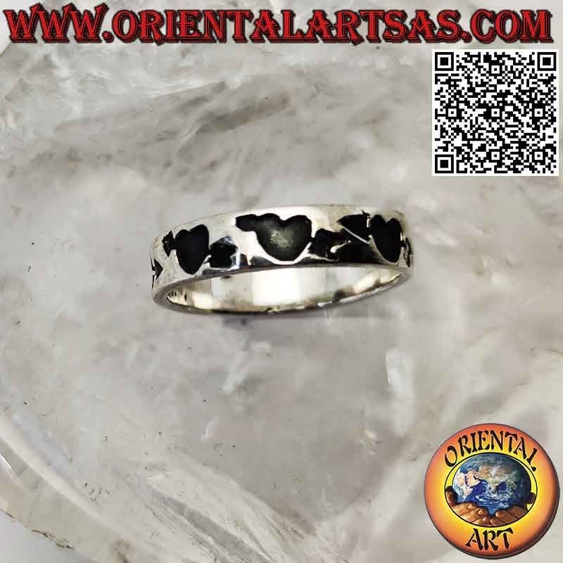 Silver band ring worked with heart with deeply engraved arrow