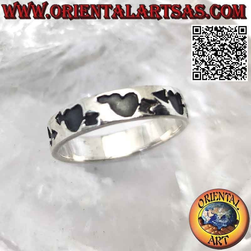 Anillo banda de plata trabajado con corazón con flecha profundamente grabada
