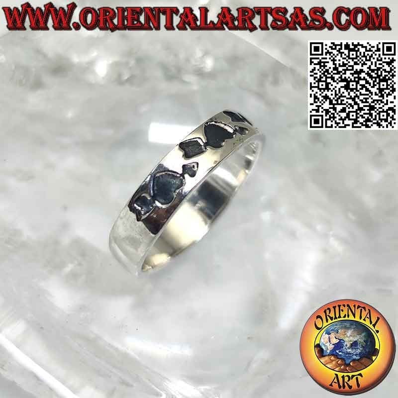 Anillo banda de plata trabajado con corazón con flecha profundamente grabada