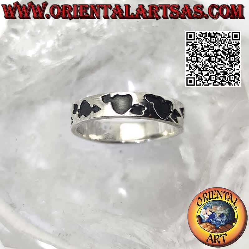 Anillo banda de plata trabajado con corazón con flecha profundamente grabada