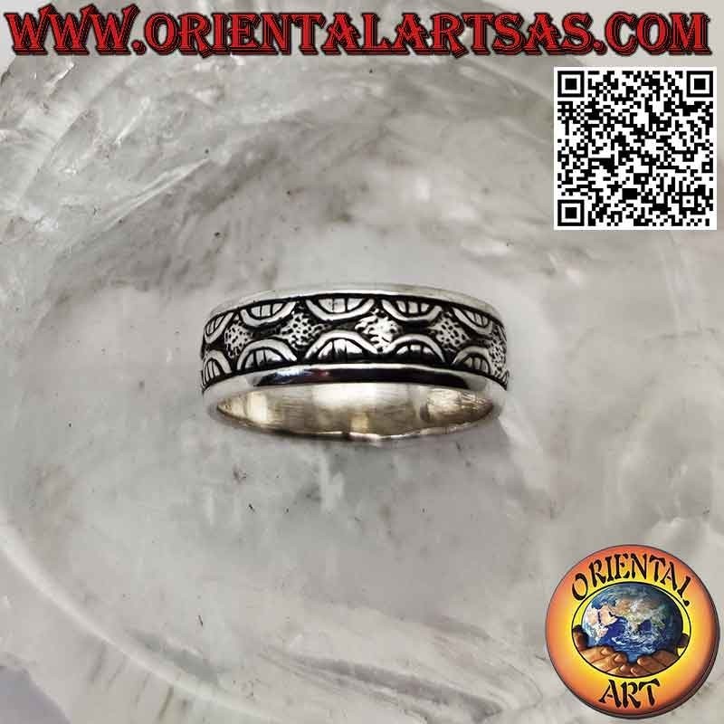 Anillo de plata con banda trabajada, decoración grabada "amanecer y atardecer"