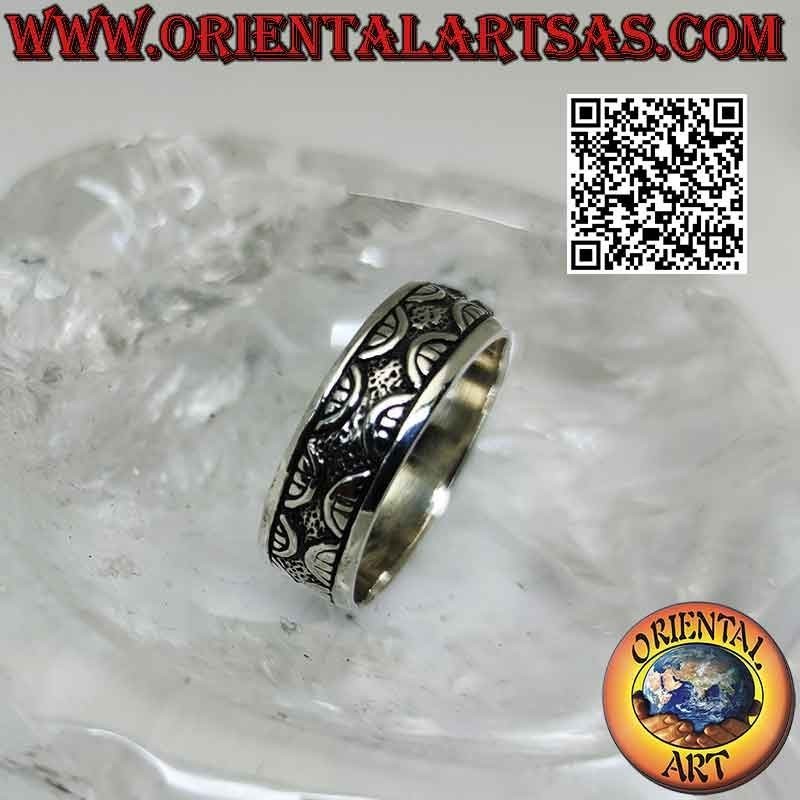 Silver ring with worked band, engraved "sunrise and sunset" decoration