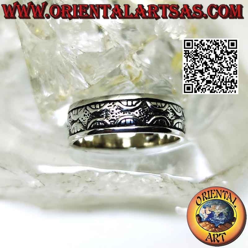 Anillo de plata con banda trabajada, decoración grabada "amanecer y atardecer"