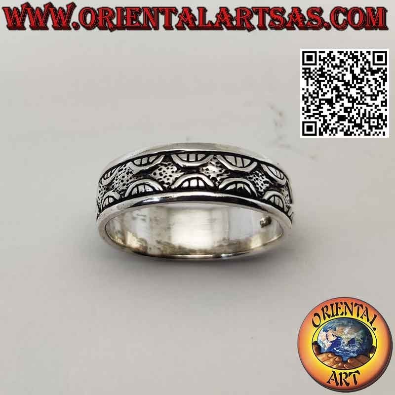 Anillo de plata con banda trabajada, decoración grabada "amanecer y atardecer"