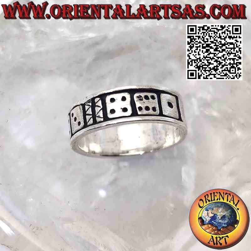 Anello in argento a fascia liscia con le 6 facce del dado incise