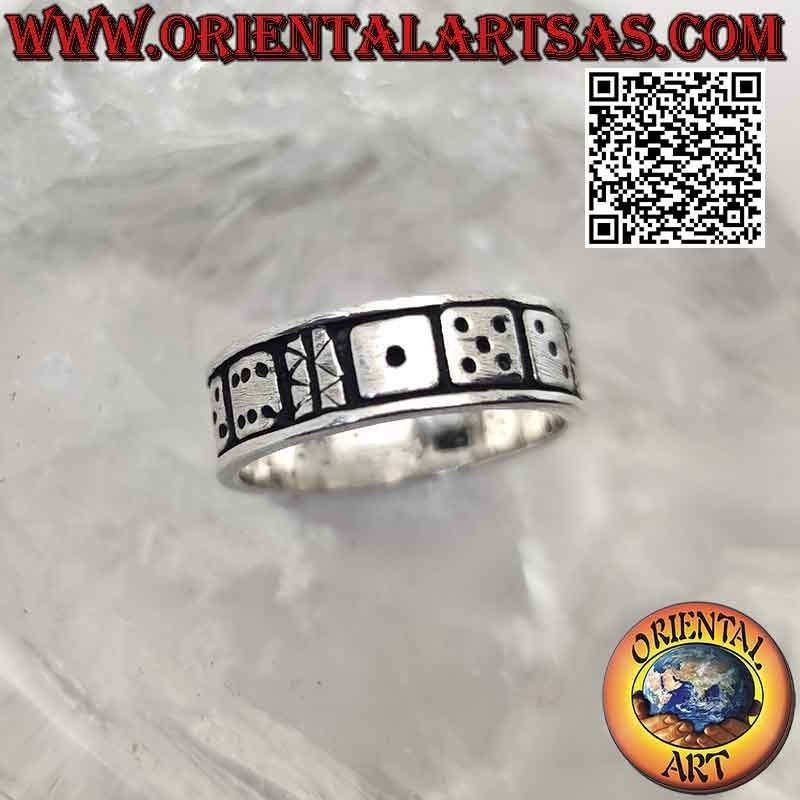 Anello in argento a fascia liscia con le 6 facce del dado incise