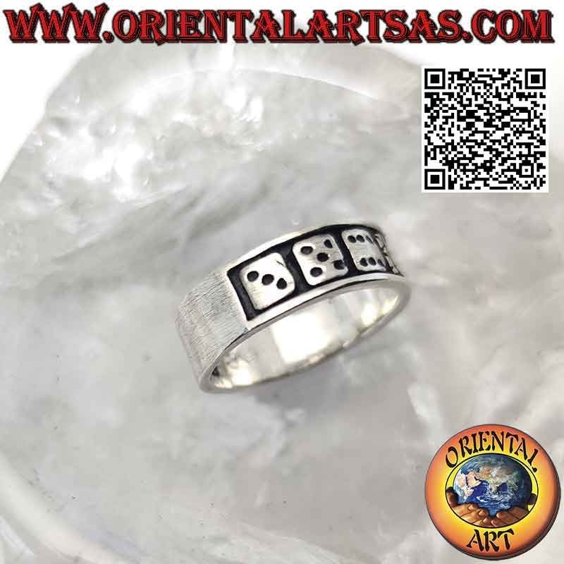 Anillo de plata con banda lisa con las 6 caras del troquel grabadas