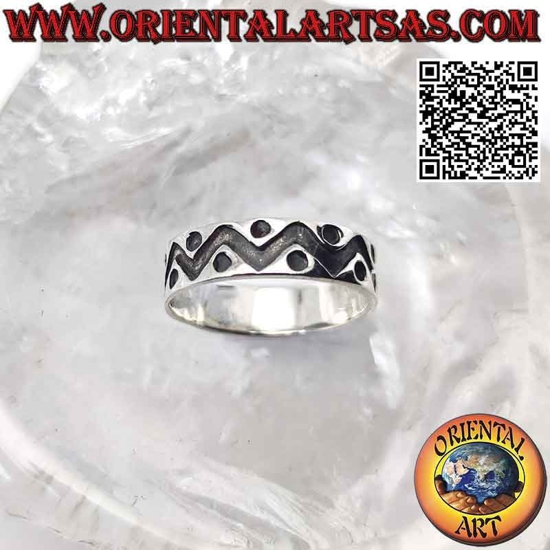 Bague en argent avec bande travaillée avec ligne brisée épaisse et cercles profondément gravés