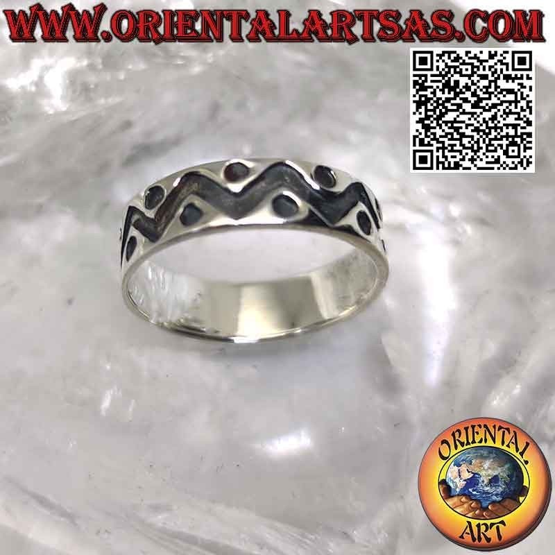 Silver ring with worked band with thick broken line and deeply engraved circles