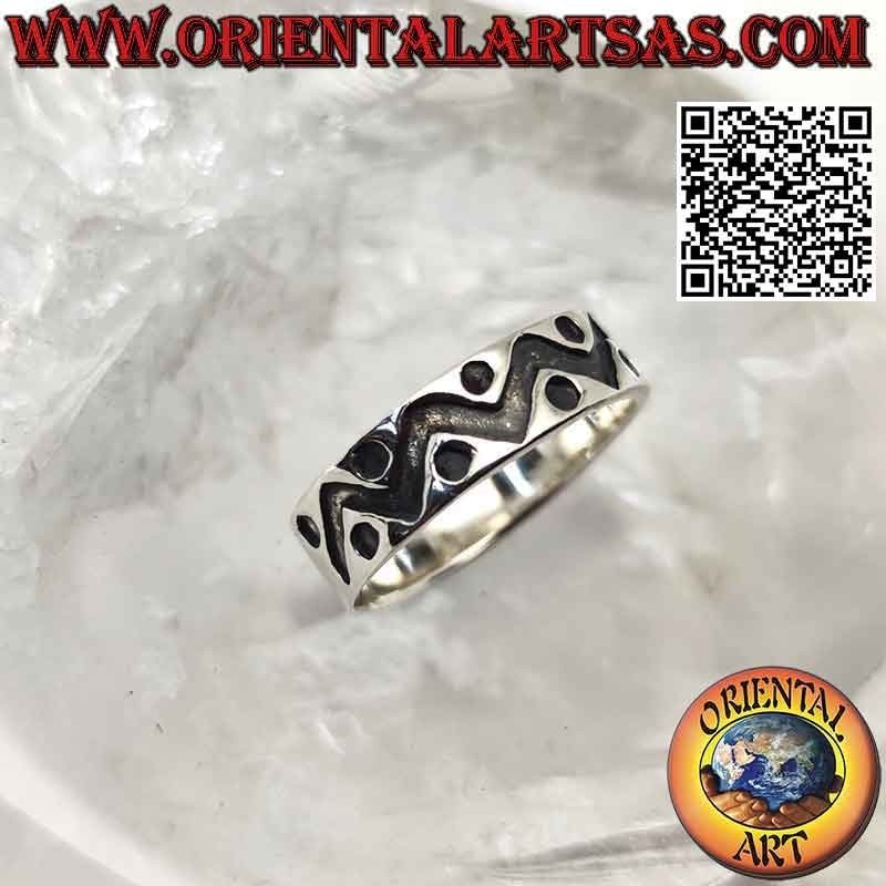 Silver ring with worked band with thick broken line and deeply engraved circles