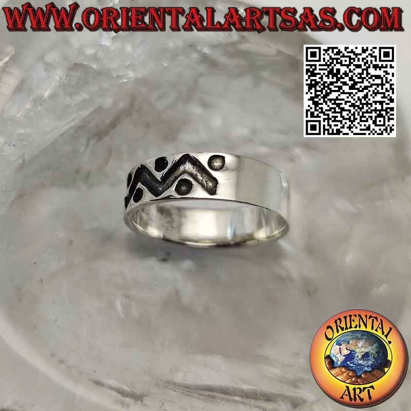 Anillo de plata con banda trabajada con trazo grueso quebrado y círculos profundamente grabados